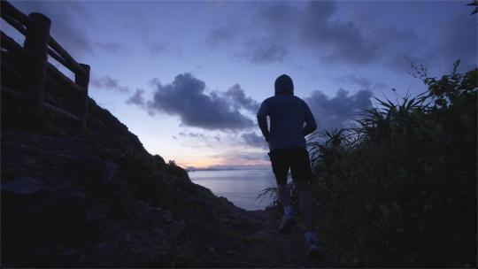 4K 清晨男子海边山顶慢跑视频素材模板下载