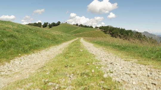 山中起重机靠近道路阳光明媚的夏日户外自然风光建立云台