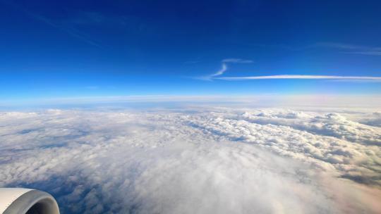 湖北恩施飞机窗外的云海风光