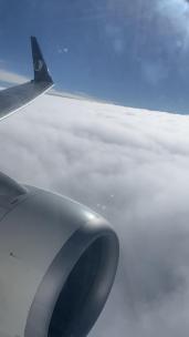 飞机在云上飞高清在线视频素材下载
