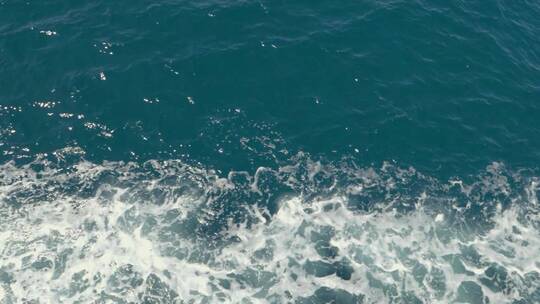 海洋的蓝色水域的鸟瞰图
