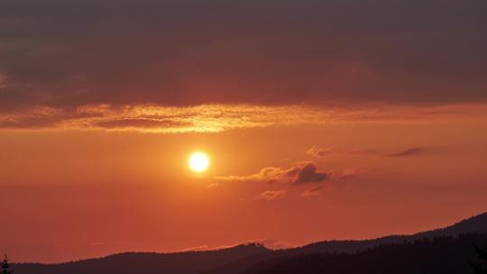 地平线上的夕阳