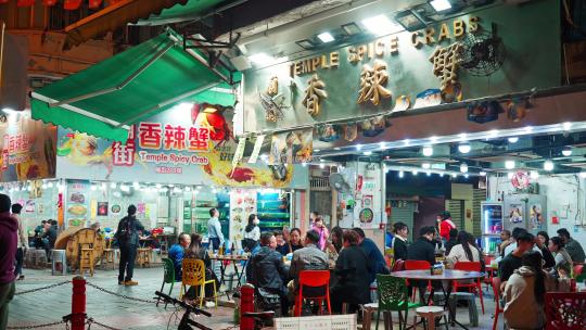 香港庙街吃夜宵的人