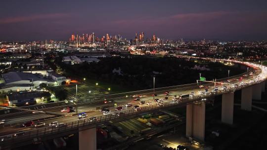 城市航拍大桥夜景车流灯光墨尔本西门大桥