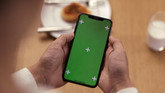 餐桌前手触绿色抠像手机屏幕视频素材模板下载