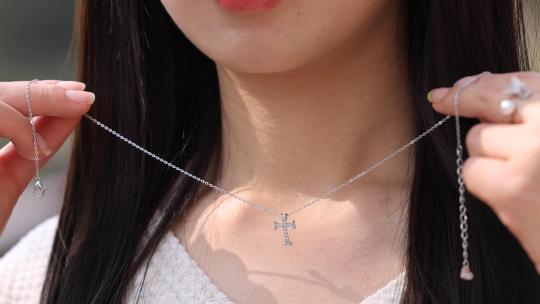 女子展示戴项链女人戴珠宝过程