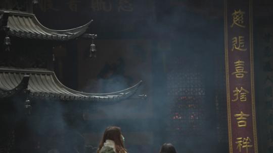 下雨天杭州上天竺香炉青烟袅袅视频素材模板下载
