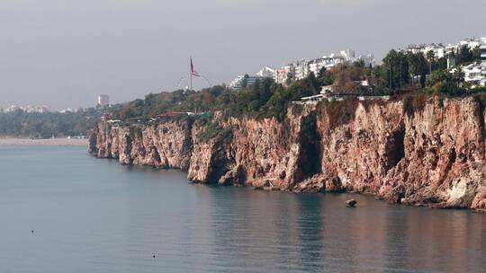 土耳其安塔利亚度假城市远眺大海