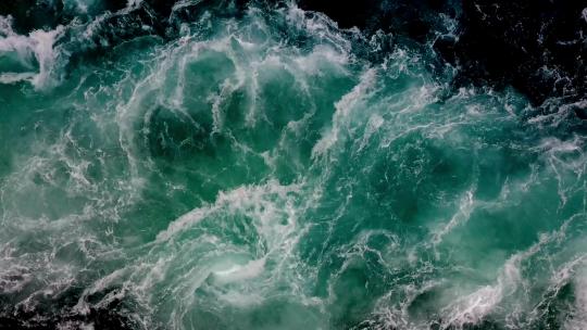 涨潮退潮时海水的水波相互交融1