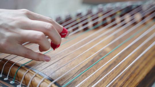 中国古代乐器，弹古筝的美女特写视频素材模板下载