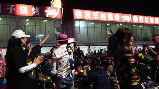 山东淄博牧羊村烧烤店吃烧烤欢乐气氛的人群视频素材模板下载