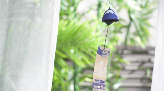 窗帘风铃飘动高清在线视频素材下载