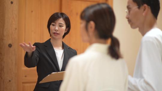 美女销售向客户介绍