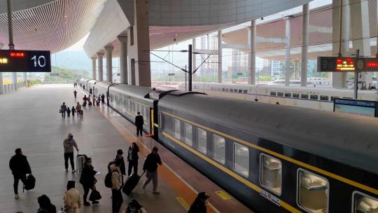 福建厦门北站火车站进站的旅客乘坐绿皮车视频素材模板下载