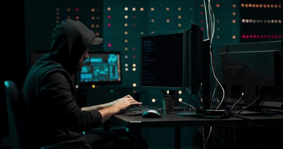 蒙面黑客在他的台式电脑上编写病毒代码4K