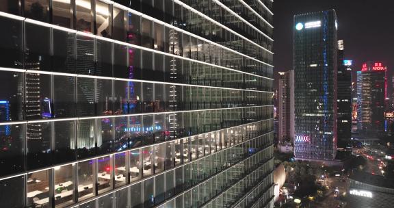 上海陆家嘴写字楼晚上开灯加班的办公室