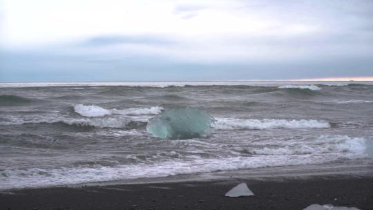 海滩海岸的大块冰和波浪视频素材模板下载