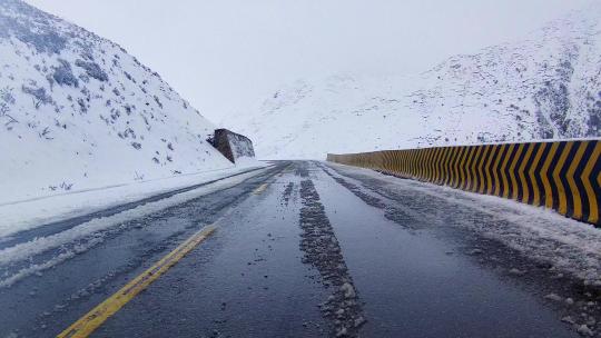 雪天 大雾 行车 冰雪路面 白茫茫 公路 山路