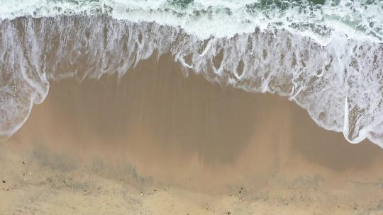 海浪沙滩海浪拍打沙滩航拍旅拍素材潮汐