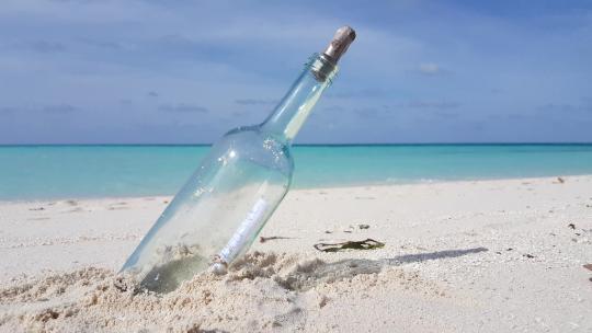 沙滩上的玻璃瓶