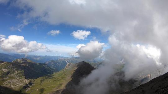 延时：阿尔卑斯山瑞士岩石山脉上移动的云层