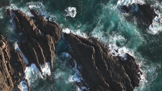 海浪拍打岩石海浪礁石大气海浪翻滚大海