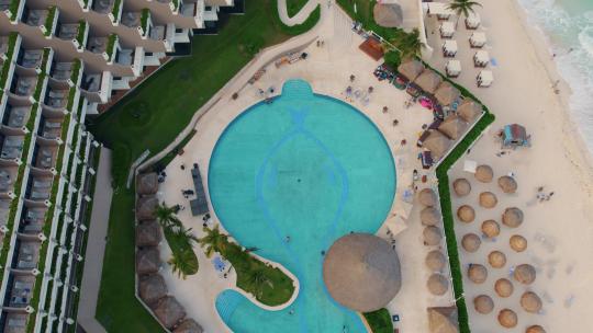 无人机鸟瞰水晶蓝色游泳池和美丽的豪华度假胜地帕拉迪斯坎昆在墨西哥视频素材模板下载