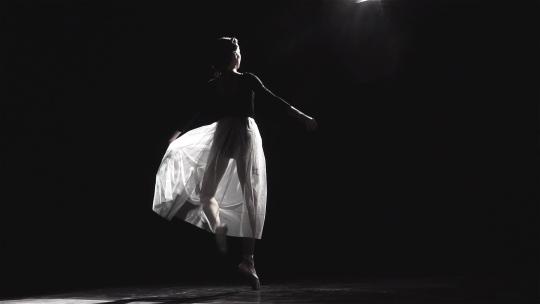 黑暗中跳芭蕾舞的女人.mov