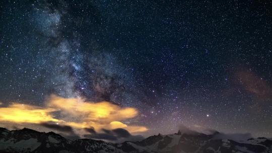 银河系的恒星在山脉上旋转