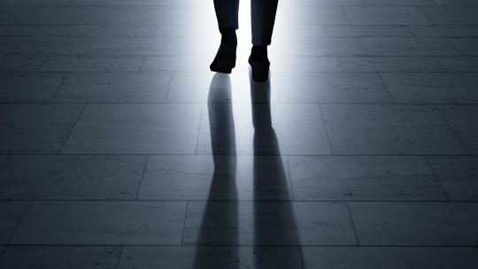 开门建筑光影 脚步光影逆光前行