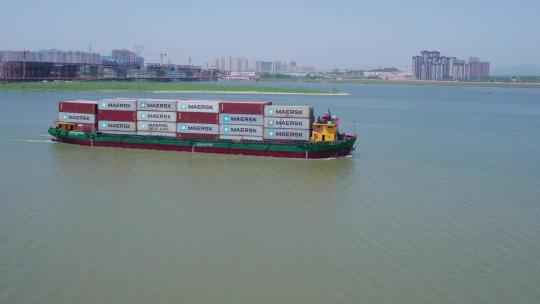 4K湘江中航行的集装箱运输船航拍空镜