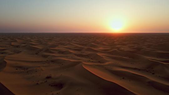 腾格里沙漠的黄昏