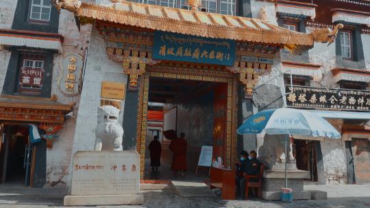 西藏旅游风光拉萨八廓街清政府驻藏大臣衙门视频素材模板下载