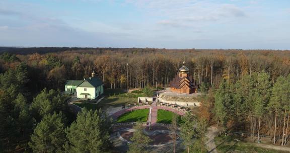 乌克兰城市Rivne。古比村古老的东正教木制教堂
