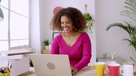 创意商业女性所有者在她的工作室里使用笔记本电脑视频素材模板下载