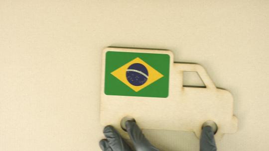 带有巴西国旗的回收纸板卡车图标