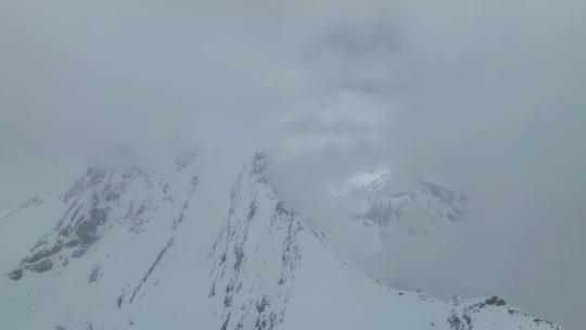 航拍四川阿坝松潘岷山山脉云雾中的雪山