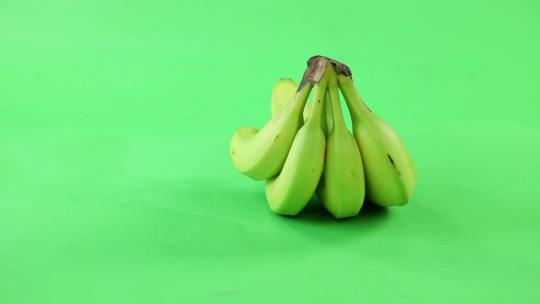 绿屏前旋转的香蕉