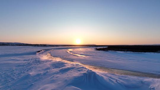 航拍冬季雪原冰河迷雾夕照