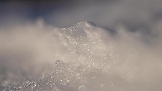 融化雪的特写