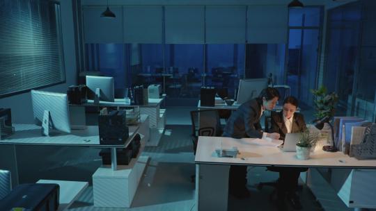 女生 加班 办公室 打工人 熬夜 深夜 凌晨