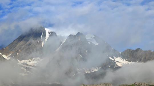 云雾缭绕的四川甘孜党龄山脉主峰夏羌拉雪山