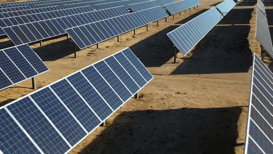 沙漠中的一排排太阳能电池板