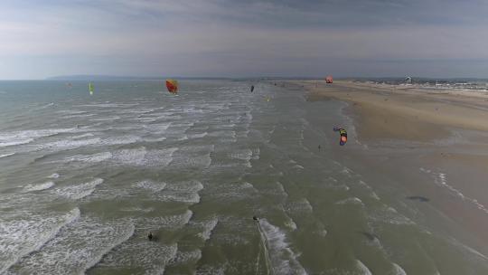 航拍海边的滑翔伞