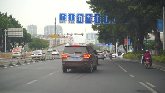 城市快速通道公路汽车驾驶视角行车记录仪