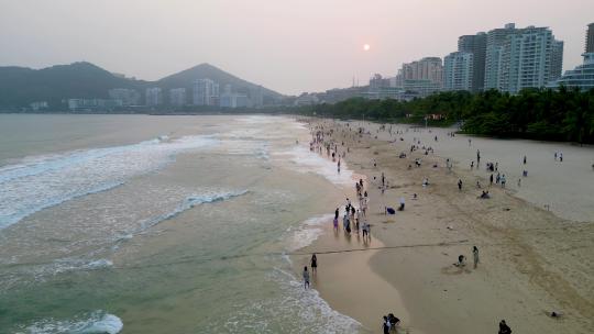 三亚市三亚湾大东海旅游区沙滩上的游客