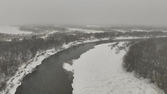 大兴安岭不冻河春天开河风雪交加