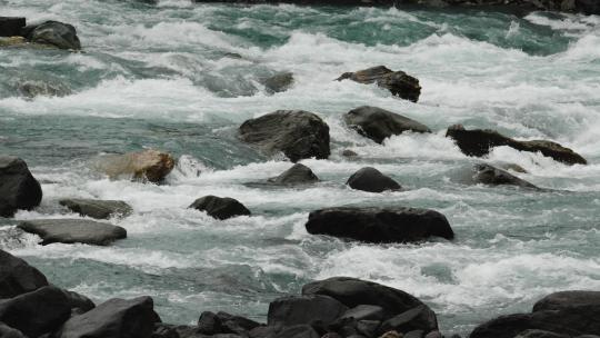 河流冲击岩石慢动作拍摄