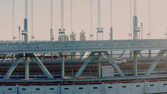 无人机拍摄的一名男子在吊桥上慢跑
