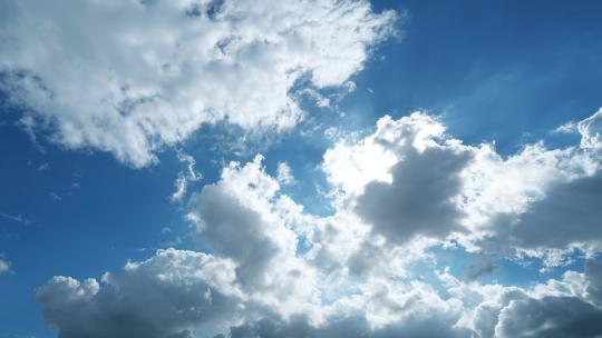阳光穿过云朵云层天空太阳光芒丁达尔耶稣光视频素材模板下载
